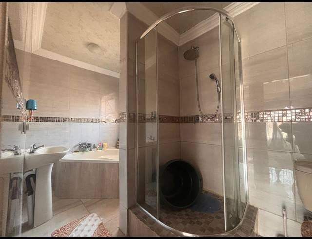 3 BEDROOM HOUSE TO LET IN MANDELA VIEW